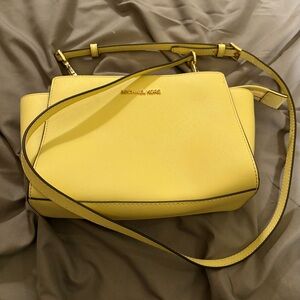 NWT Michael Kors Women's
Selma Crossbody Purse Buttercup Yellow